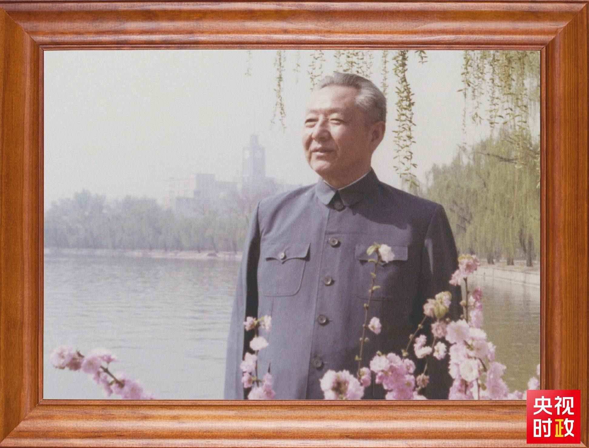 △這是習(xí)近平父親習(xí)仲勛同志的照片。2023年10月15日，是習(xí)仲勛同志誕辰110周年紀(jì)念日。這張照片第一次出現(xiàn)在他的書架上。