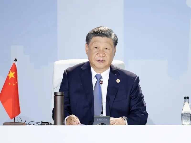 當(dāng)?shù)貢r(shí)間8月24日，習(xí)近平主席在南非約翰內(nèi)斯堡出席金磚國家領(lǐng)導(dǎo)人第十五次會(huì)晤特別記者會(huì)。