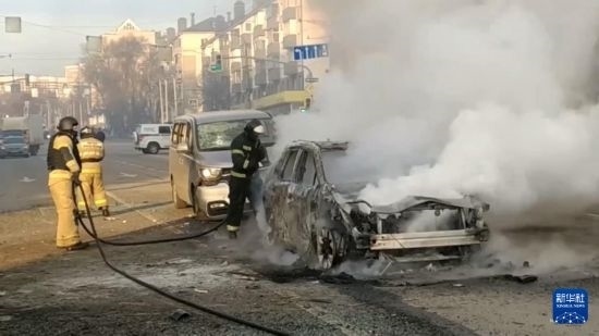 這張俄羅斯緊急情況部12月30日發(fā)布的視頻截圖顯示，在俄羅斯別爾哥羅德市，工作人員在現(xiàn)場救援。新華社發(fā)