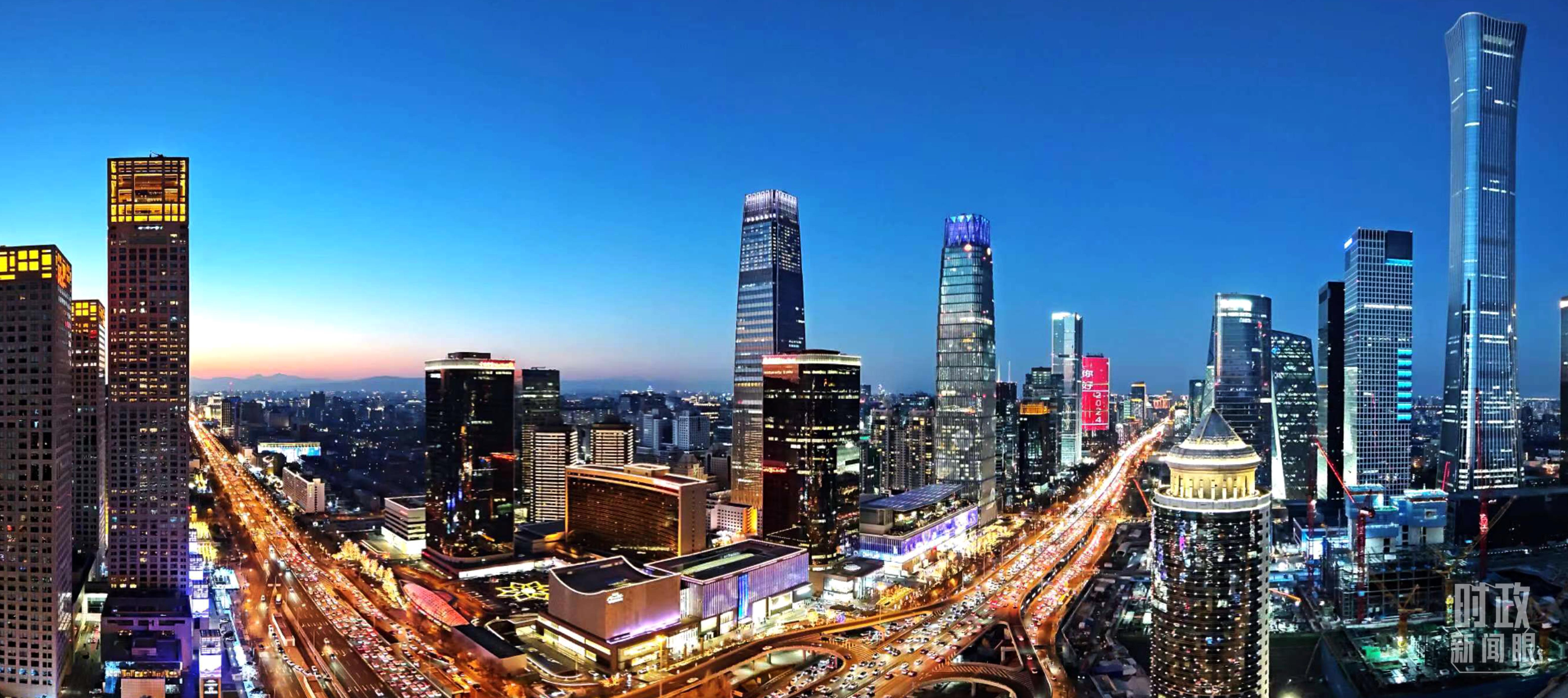 △2023年12月31日，北京CBD商圈。（總臺(tái)央視記者鐘信偉拍攝）