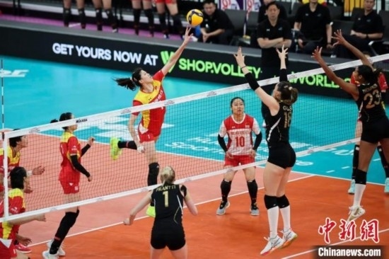 女排世俱杯賽場上，天津渤海銀行女排(紅)對陣巴西海灘女排(黑)。主辦方供圖