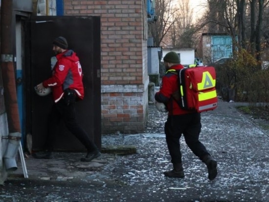  2023年11月25日，烏克蘭紅十字會救援人員在基輔市一棟遭空襲的居民樓實施清理和救助工作。新華社發(fā)（羅曼·佩圖什科夫攝）