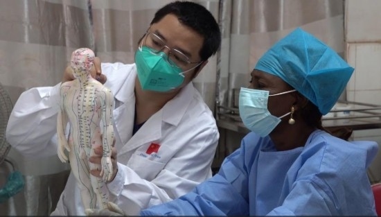 嘉興市中醫(yī)醫(yī)院郝亞波給當(dāng)?shù)刂种v解中醫(yī)經(jīng)絡(luò)。新華社發(fā)