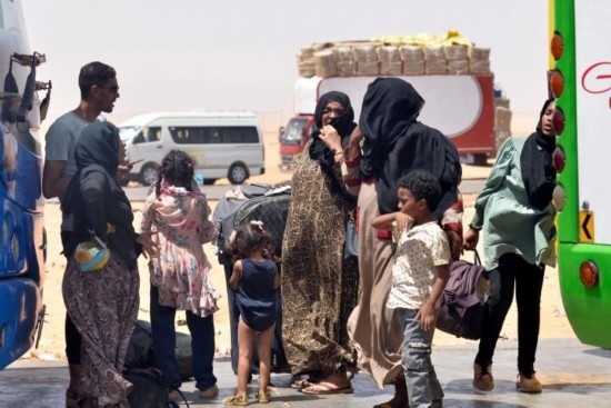  2023年4月27日，在埃及南部與蘇丹交界的阿爾根邊境口岸，人們離開蘇丹進入埃及境內(nèi)。新華社發(fā)（拉德萬攝）