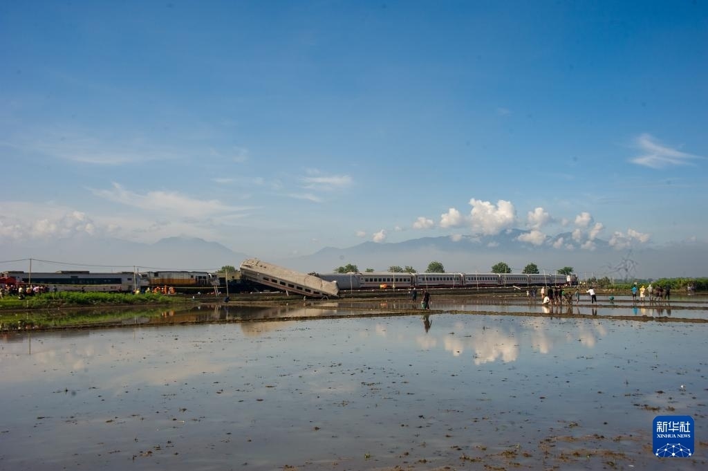 ?這是1月5日在印度尼西亞西爪哇省拍攝的列車相撞事故現場。新華社發(fā)（塞提安賈爾攝）