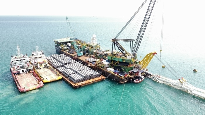 印尼拉維拉維項目52英寸海管拖拉頭準確抵達登陸點。主辦方供圖