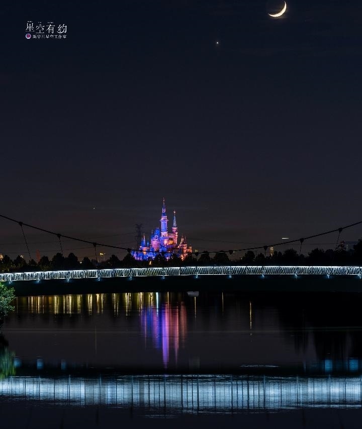 上海星空攝影愛好者陳悅?cè)A2023年5月23日在上海浦東拍攝的金星伴月。（本人供圖）