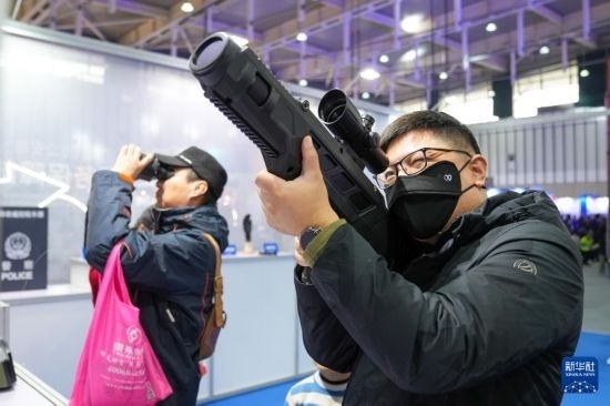 1月6日，觀眾在警營開放周活動現(xiàn)場體驗警用激光炫目槍。