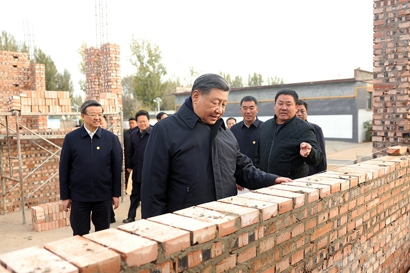 2023年11月10日，習(xí)近平總書記在河北保定涿州市刁窩鎮(zhèn)萬全莊村房屋重建施工現(xiàn)場考察。