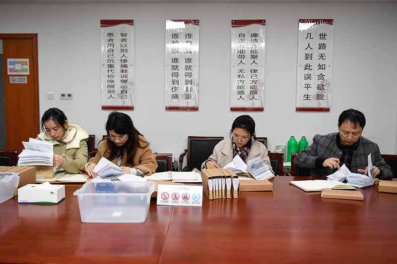 2020年1月8日，浙江寧波市北侖區(qū)紀(jì)委工作人員在檢查北侖區(qū)大數(shù)據(jù)發(fā)展管理中心2019年的公款消費票據(jù)，查找是否存在違規(guī)問題。