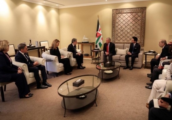 1月7日，約旦國王阿卜杜拉二世（中右）在安曼會見到訪的美國國務(wù)卿布林肯（中左）。新華社發(fā)（約旦王宮供圖）