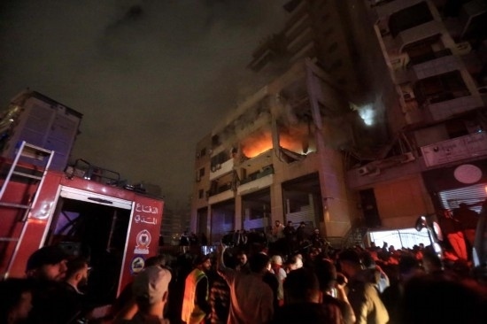 1月2日，人們聚集在黎巴嫩貝魯特南郊的以色列無人機襲擊現(xiàn)場。新華社發(fā)（比拉爾·賈維希攝）