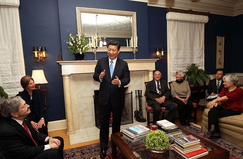 習(xí)近平2012年訪美時(shí)與老朋友敘舊場(chǎng)景。