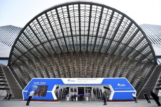 2023年10月30日，參會嘉賓步入長沙國際會議中心。當(dāng)日，以“全球發(fā)展 共享安全”為主題的博鰲亞洲論壇全球經(jīng)濟(jì)發(fā)展與安全論壇第二屆大會在湖南長沙開幕。新華社記者 陳振海 攝