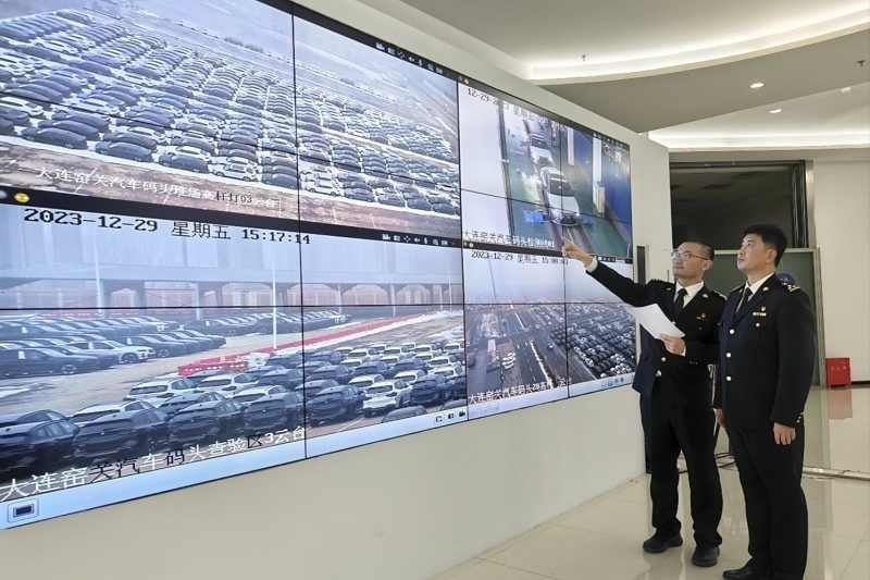 海關(guān)關(guān)員視頻巡查出口汽車場地。李進(jìn)攝