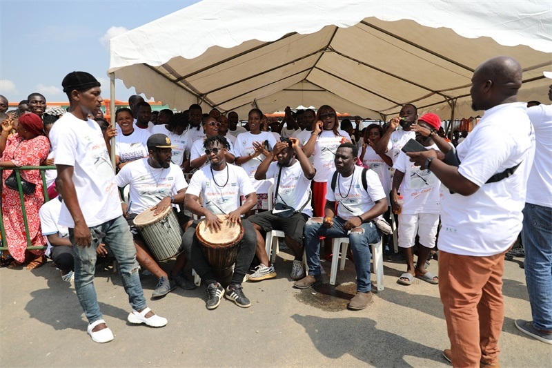 當(dāng)?shù)孛癖姂c祝通車。中建國(guó)際中西非公司供圖。