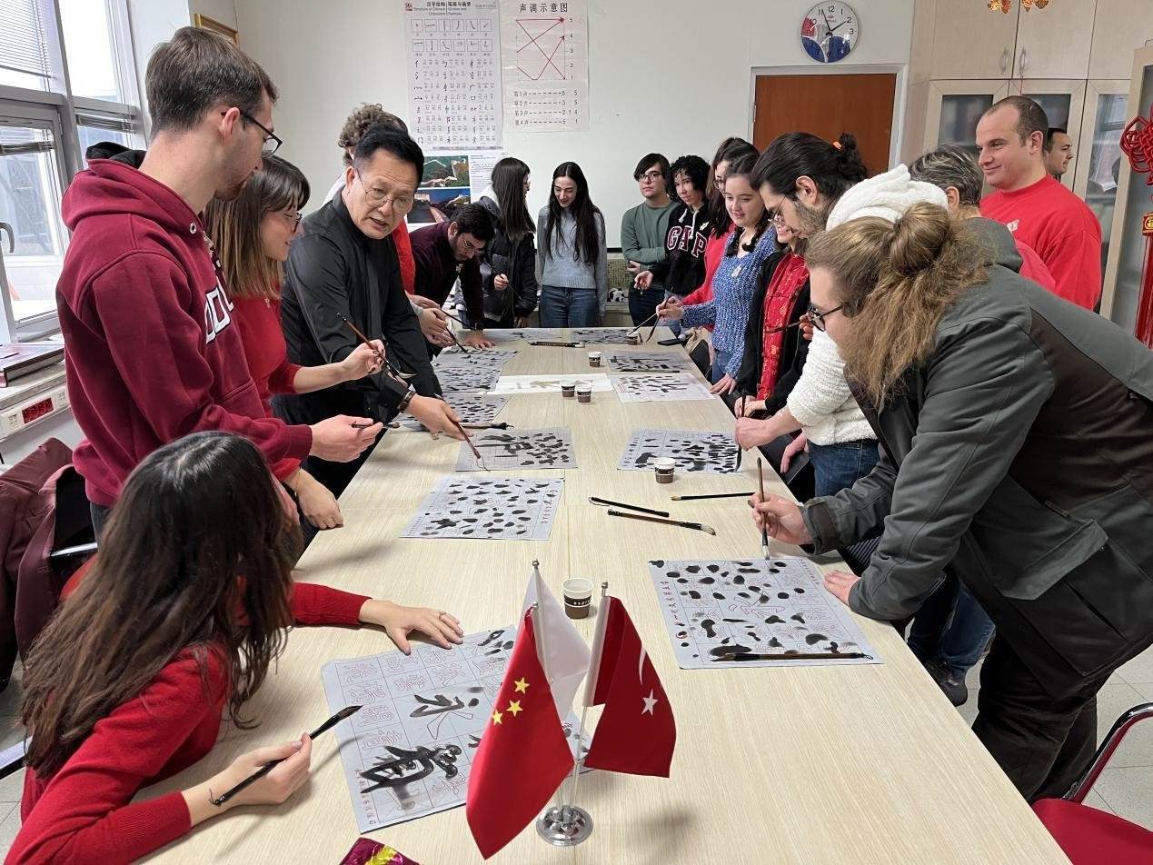 學(xué)生體驗(yàn)書(shū)法。中東技術(shù)大學(xué)孔院供圖