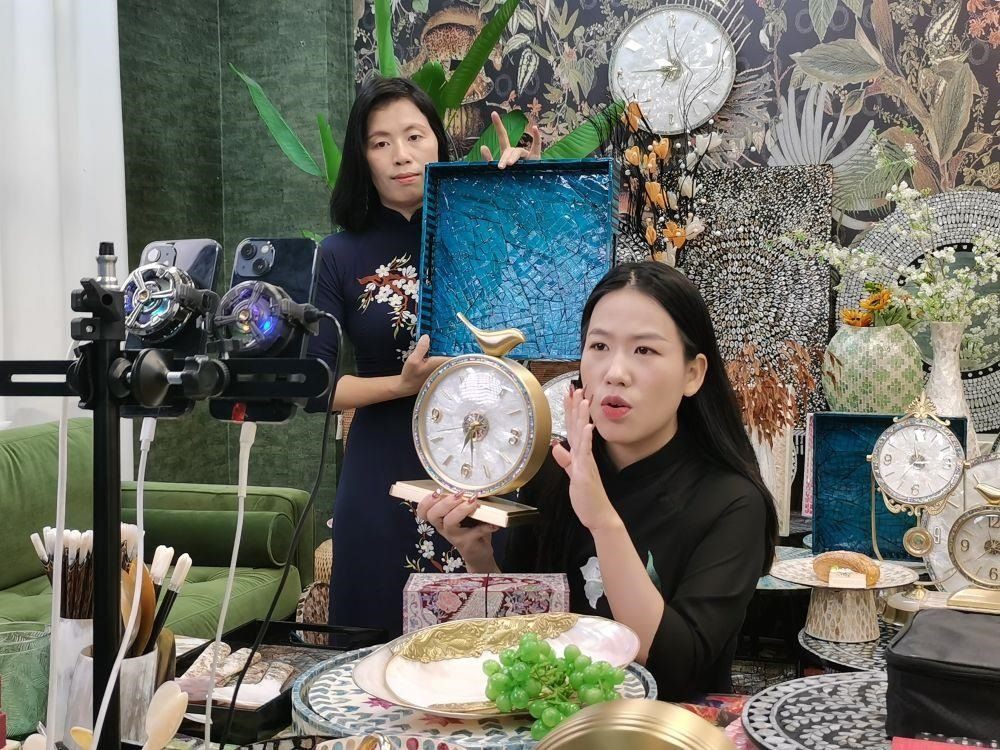 △在廣西防城港東興市一個(gè)電商直播間里，主播在進(jìn)行活動(dòng)推介。