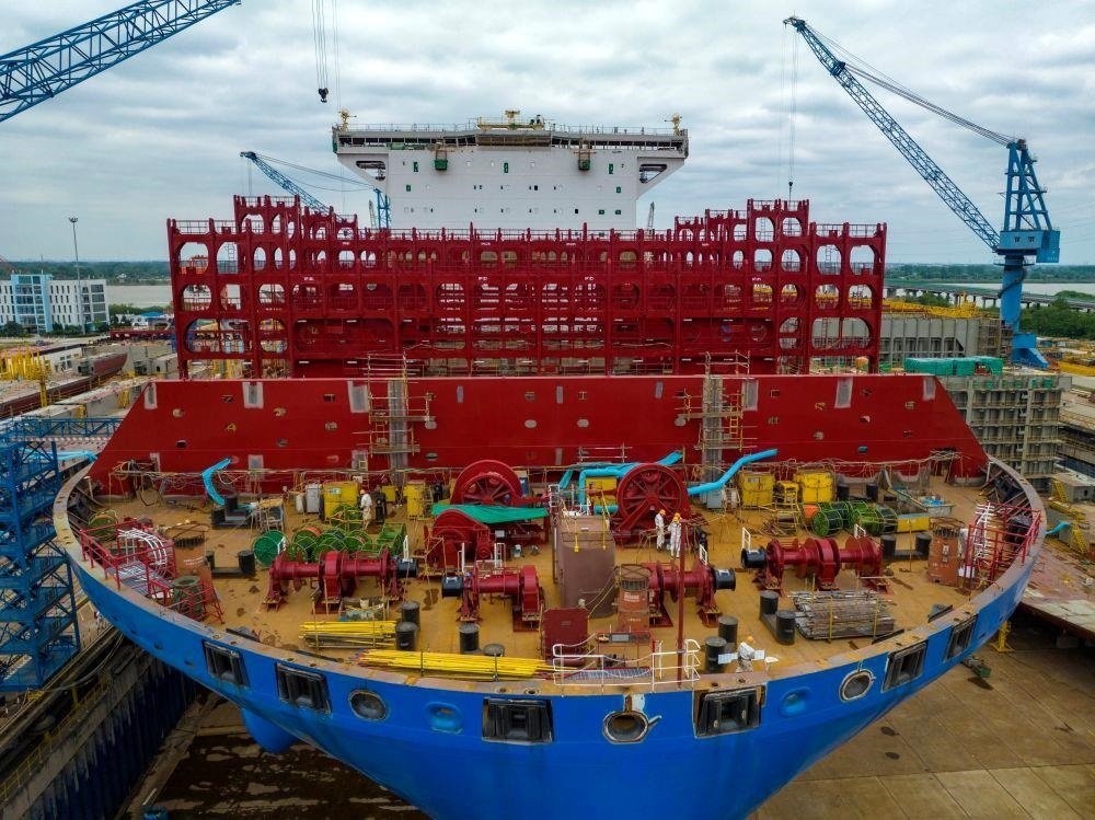 △2023年5月7日，江蘇揚(yáng)州中遠(yuǎn)海運(yùn)重工有限公司工人在作業(yè)。