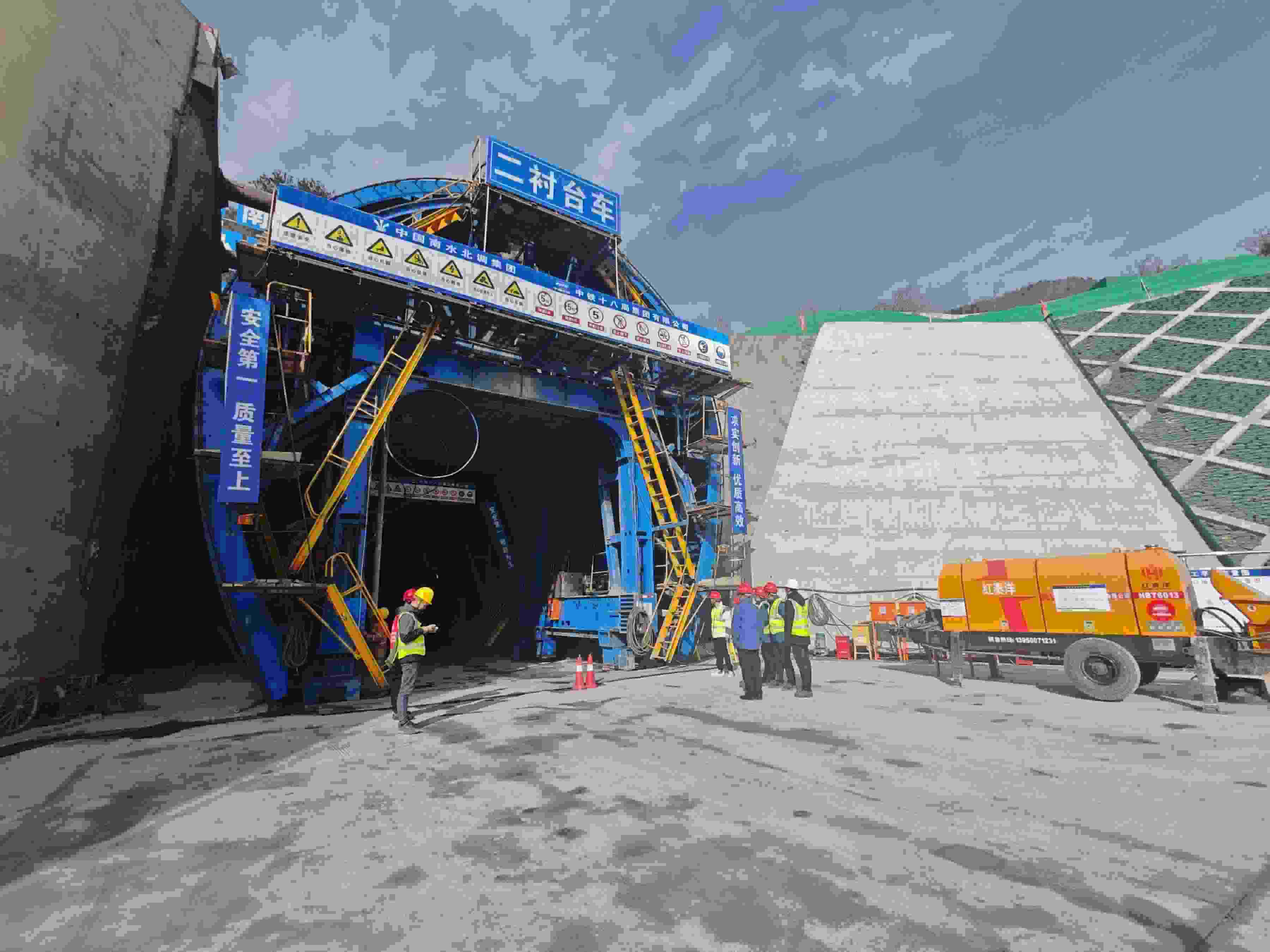 湖北省襄陽市保康縣馬良鎮(zhèn)的引江補漢工程輸水隧洞8號平洞施工現(xiàn)場。受訪者供圖