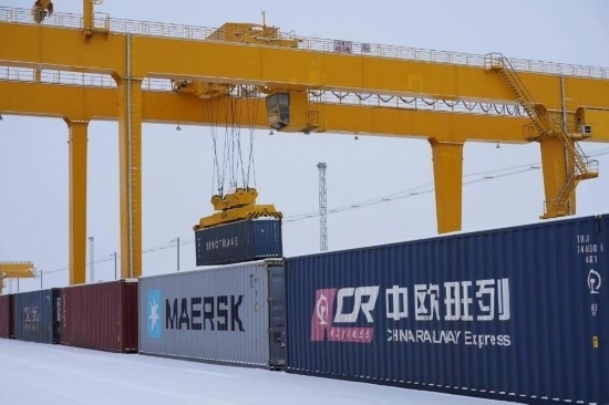 霍爾果斯口岸鐵路換裝場內(nèi)正在進行集裝箱換裝作業(yè)。（受訪單位供圖）