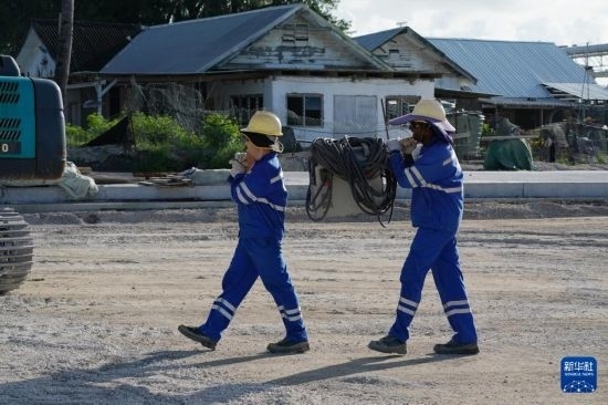 1月18日，工作人員在瑙魯艾沃港碼頭升級(jí)改造項(xiàng)目工地工作。新華社記者 王申 攝