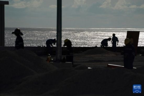 1月18日，工作人員在瑙魯艾沃港碼頭升級(jí)改造項(xiàng)目工地工作。新華社記者 王申 攝