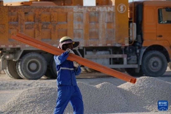 1月18日，工作人員在瑙魯艾沃港碼頭升級(jí)改造項(xiàng)目工地工作。新華社記者 王申 攝