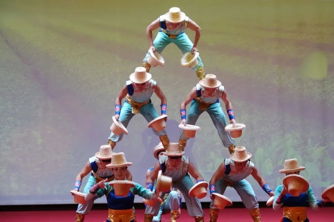 雜技表演“草帽歡歌” 。貝寧中國文化中心供圖