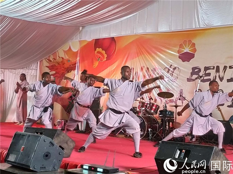 貝寧中國文化中心武術(shù)隊(duì)在進(jìn)行表演。人民網(wǎng)記者 黃培昭攝