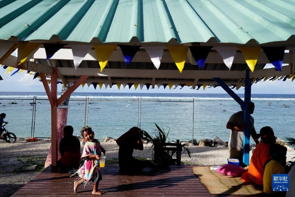 1月20日，當?shù)厝嗽阼斠惶幒┬蓍e娛樂。新華社記者 王申 攝