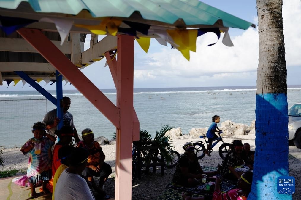 1月20日，當?shù)厝嗽阼斠惶幒┬蓍e娛樂。新華社記者 王申 攝