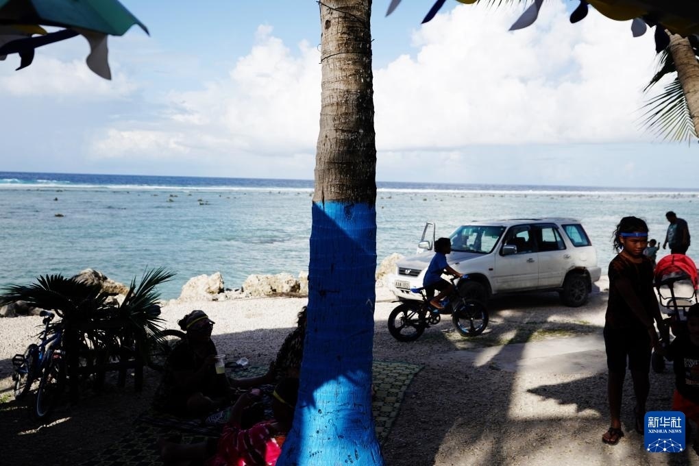 1月20日，當?shù)厝嗽阼斠惶幒┬蓍e娛樂。新華社記者 王申 攝