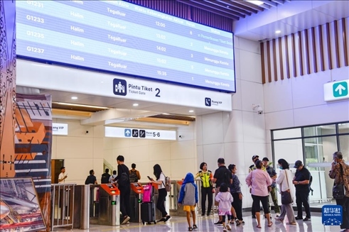 1月24日，在印度尼西亞雅加達(dá)哈利姆站候車(chē)大廳，乘客刷票前往站臺(tái)。新華社記者 徐欽 攝