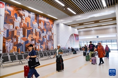 1月24日，在印度尼西亞雅加達(dá)哈利姆站，乘客在候車(chē)大廳內(nèi)行走。新華社記者 徐欽 攝