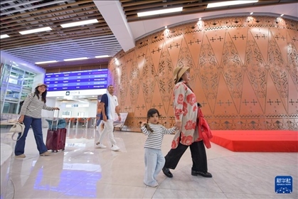 1月24日，在印度尼西亞雅加達(dá)哈利姆站，乘客在候車(chē)大廳內(nèi)行走。新華社記者 徐欽 攝