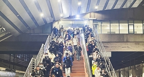 2024年鐵路春運(yùn)今日啟動(dòng)，旅客進(jìn)入站臺(tái)準(zhǔn)備乘車。人民網(wǎng)記者 喬雪峰攝