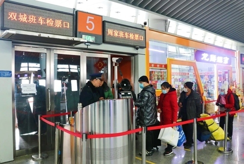 哈西公路客運(yùn)站內(nèi)旅客檢票排隊(duì)上車。黑龍江省交通運(yùn)輸廳供圖