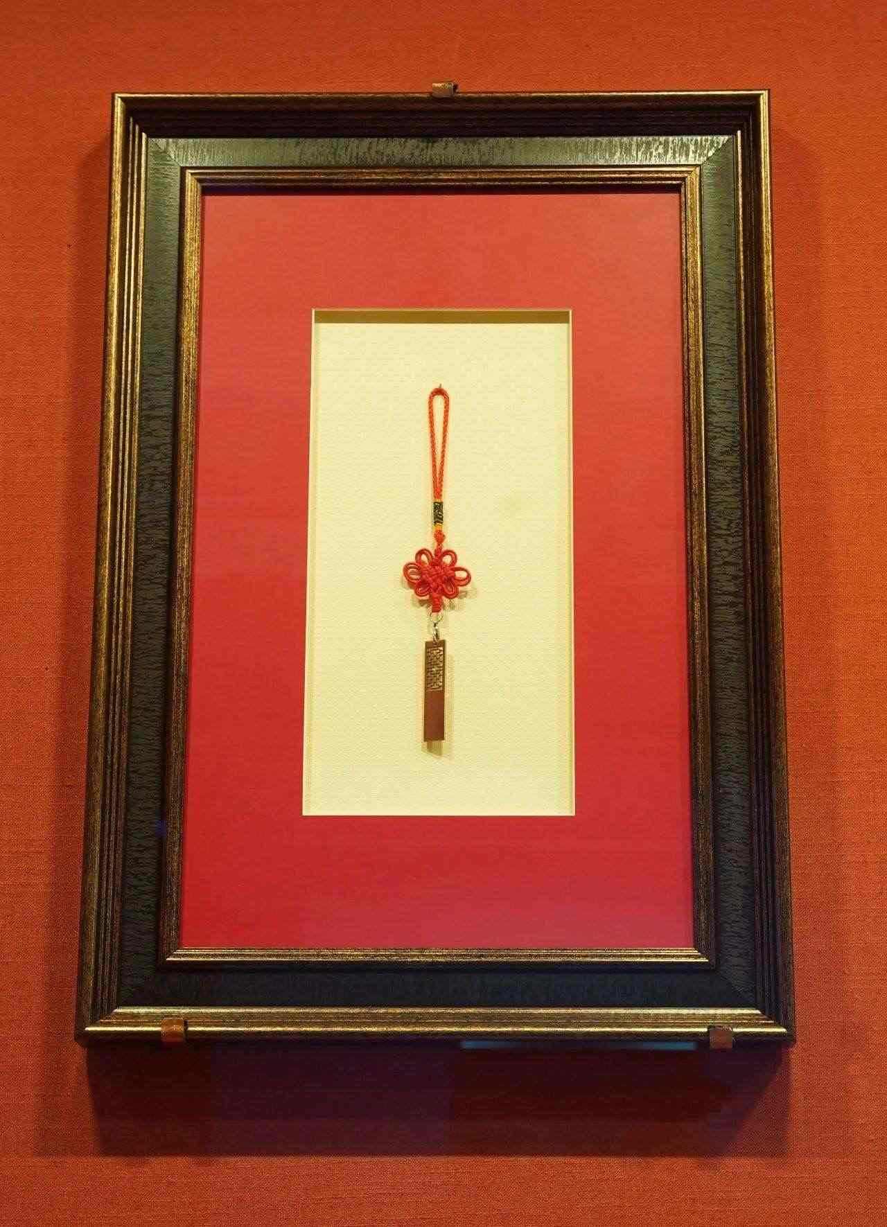 2017年5月，時任肯尼亞總統(tǒng)烏胡魯·肯雅塔贈送習近平主席的蒙內鐵路紀念U盤。