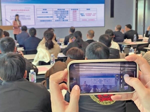 1月2日，“百團(tuán)千企出海拓市場(chǎng)增訂單”行動(dòng)啟動(dòng)。蔣文廣 攝