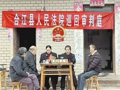  圖②：巡回審理現(xiàn)場。