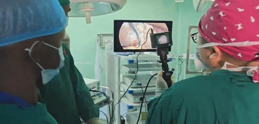 吳巍醫(yī)生（右一）在開(kāi)展雙鏡聯(lián)合手術(shù)。中國(guó)援桑醫(yī)療隊(duì)供圖