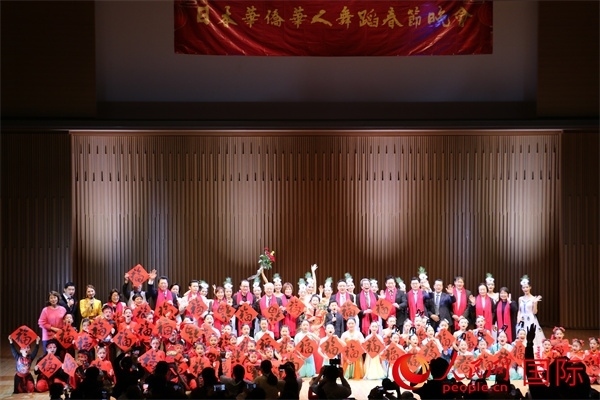 演職人員與嘉賓合影。人民網(wǎng) 許可攝