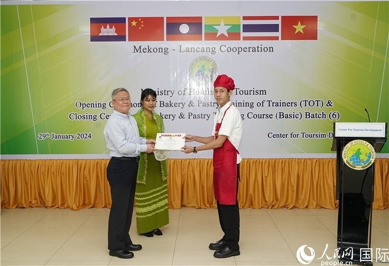 潘峰參贊向?qū)W員頒發(fā)證書(shū)。人民網(wǎng)記者 謝佳君攝