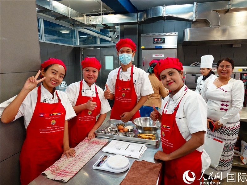 學(xué)員進(jìn)行實(shí)操練習(xí)。人民網(wǎng)記者 謝佳君攝