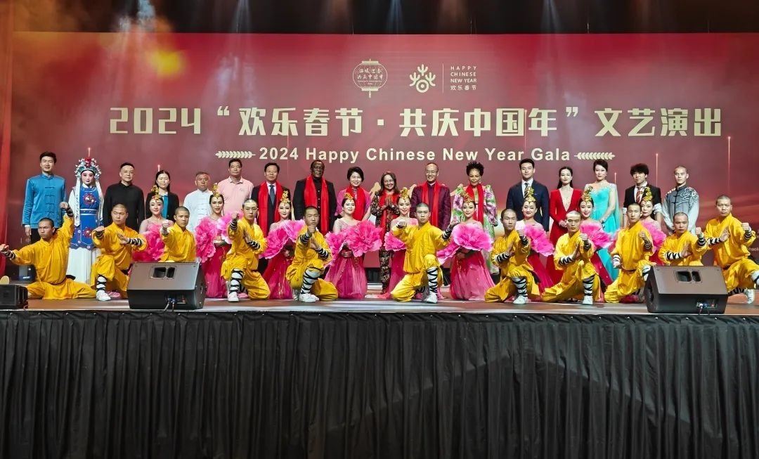 全體嘉賓和演員合影。中國駐南非大使館供圖