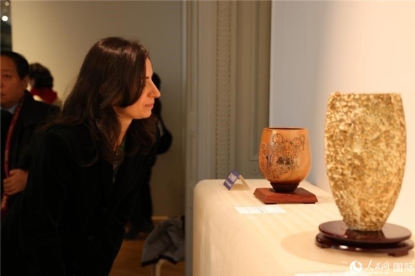 嘉賓和公眾參觀“絲路瓷行”——中國景德鎮(zhèn)陶瓷文化特展。人民網(wǎng)記者 尚凱元攝