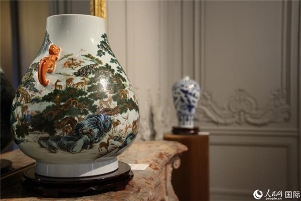 嘉賓和公眾參觀“絲路瓷行”——中國景德鎮(zhèn)陶瓷文化特展。人民網(wǎng)記者 尚凱元攝