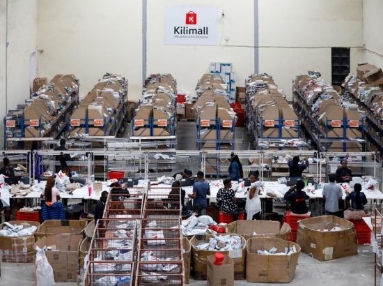 2023年11月11日，在肯尼亞姆洛隆戈，Kilimall員工在倉庫內工作。新華社記者 李亞輝 攝