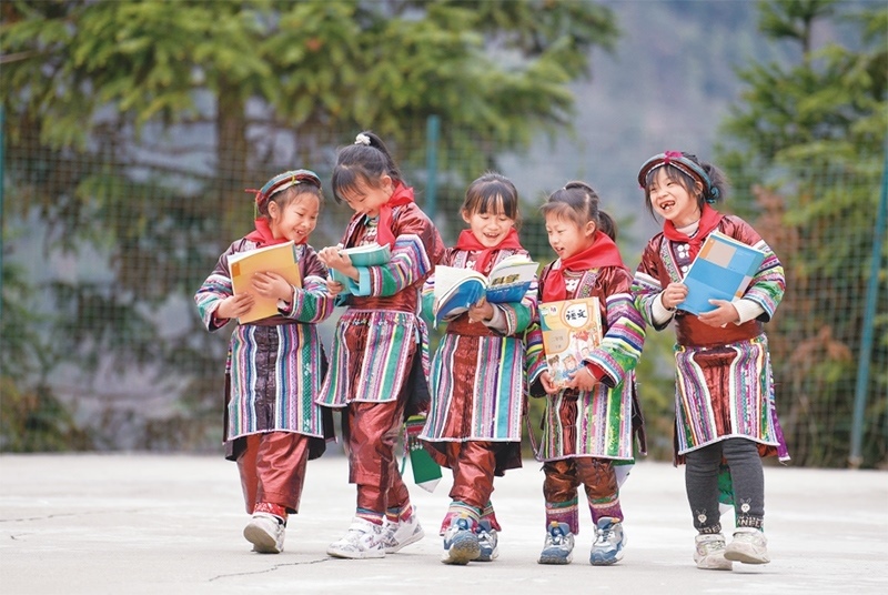 位于貴州省黔東南苗族侗族自治州從江縣大山深處的西山鎮(zhèn)中寨教學(xué)點(diǎn)，是一所全校均為瑤族學(xué)生的“微小學(xué)”。近年來(lái)，隨著教學(xué)條件逐漸改善，學(xué)校發(fā)生了翻天覆地的變化。圖為2023年2月16日，領(lǐng)到新書(shū)的瑤族學(xué)生在一起交流。 新華社記者 楊文斌/攝